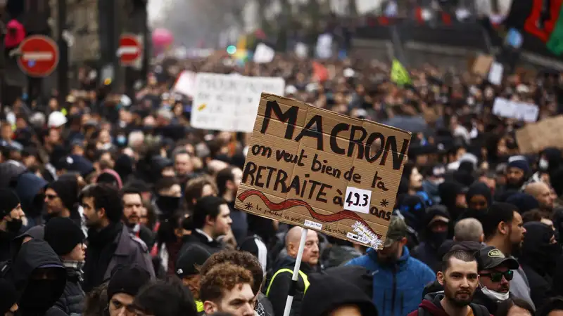 Protestas en las calles de París en contra de la ley de pensiones impulsada por Emmanuel Macron