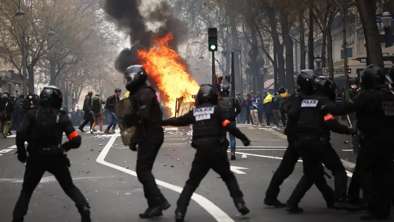La Policía se enfrenta en París a manifestantes que provocaron disturbios en las protestas