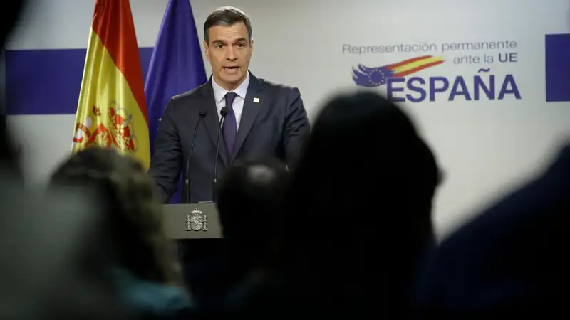 El presidente del Gobierno, Pedro Sánchez, en rueda de prensa desde Bruselas.