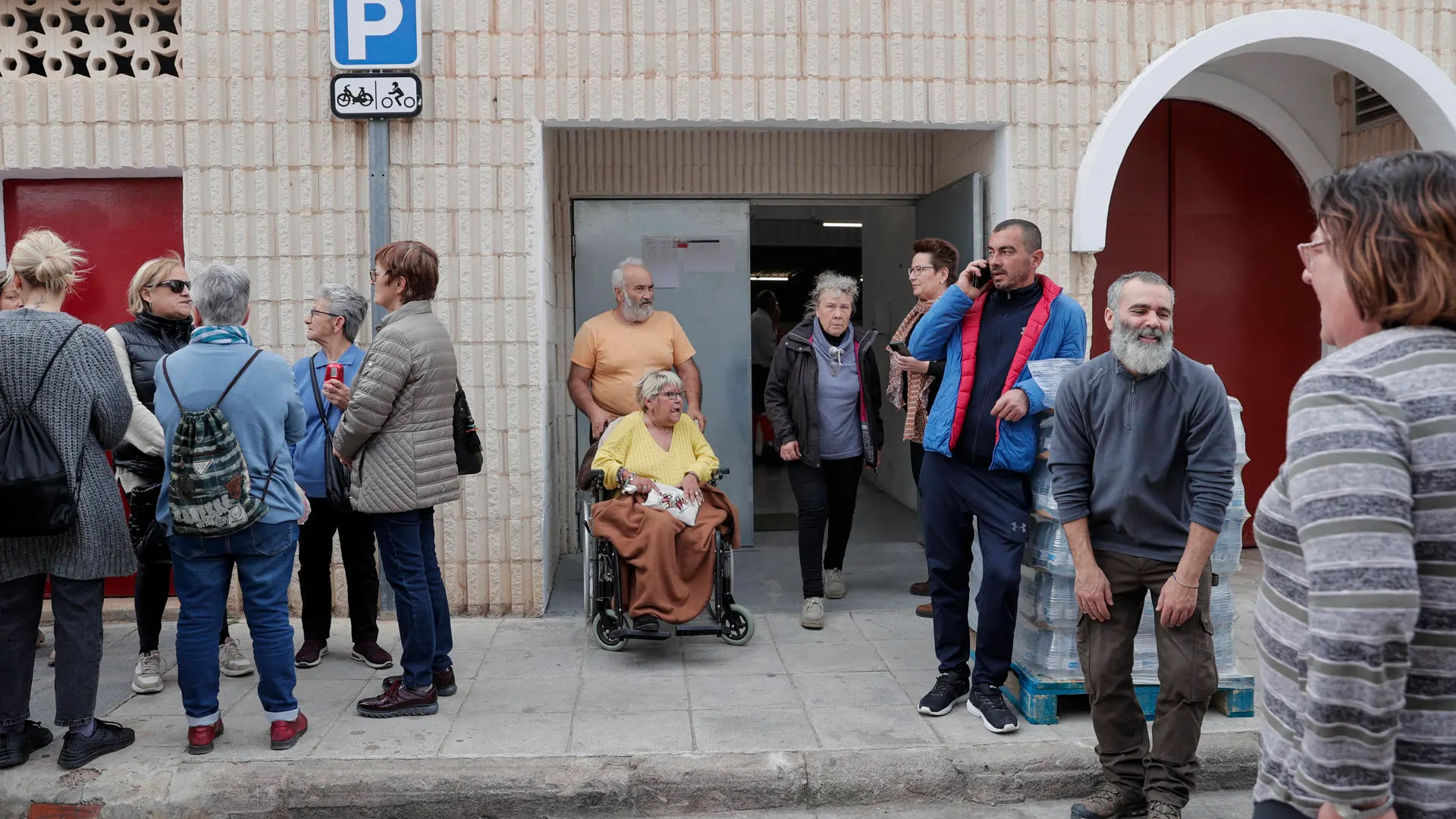 Hablan los evacuados del incendio de Castellón: "Aquí está el fuego en la carretera y ha llegado encima de mi casa"