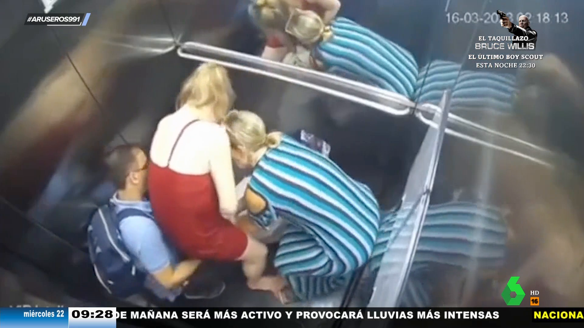 El impactante vídeo de una mujer dando a luz en un ascensor: 