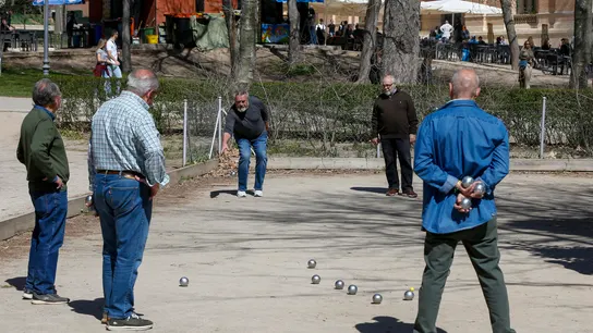Reforma pensiones | Un grupo de jubilados juegan a la petanca. Reforma pensiones | Un grupo de jubilados juegan a la petanca.