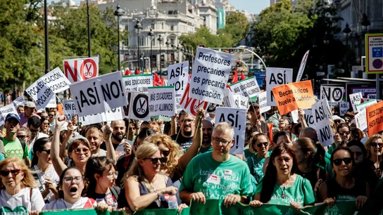 Grupo de personas manifestándose por la educación en Madrid Grupo de personas manifestándose por la educación en Madrid