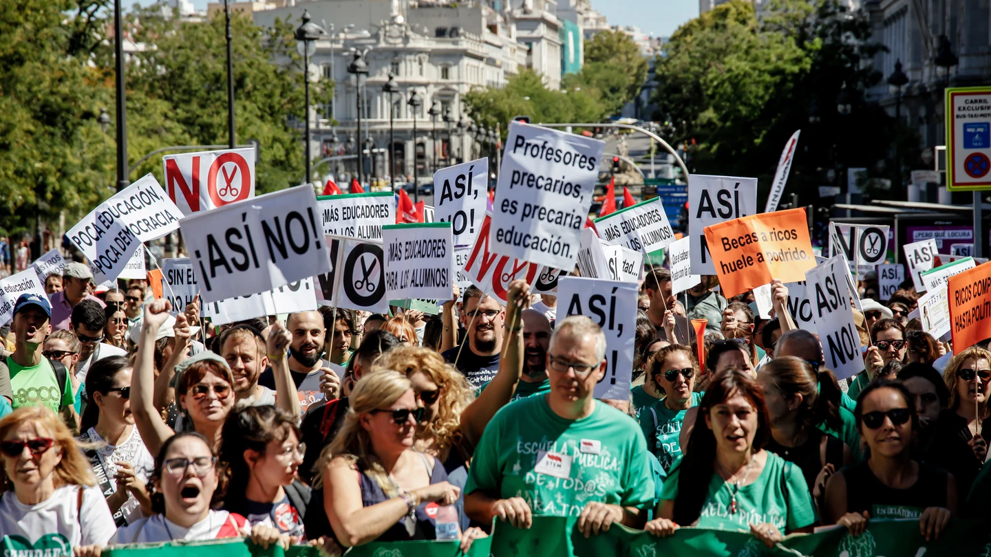 Grupo de personas manifestándose por la educación en Madrid Grupo de personas manifestándose por la educación en Madrid