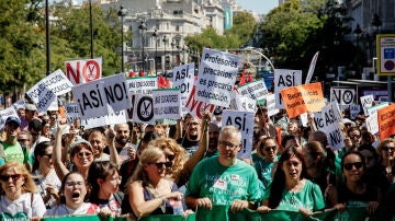 Grupo de personas manifestándose por la educación en Madrid