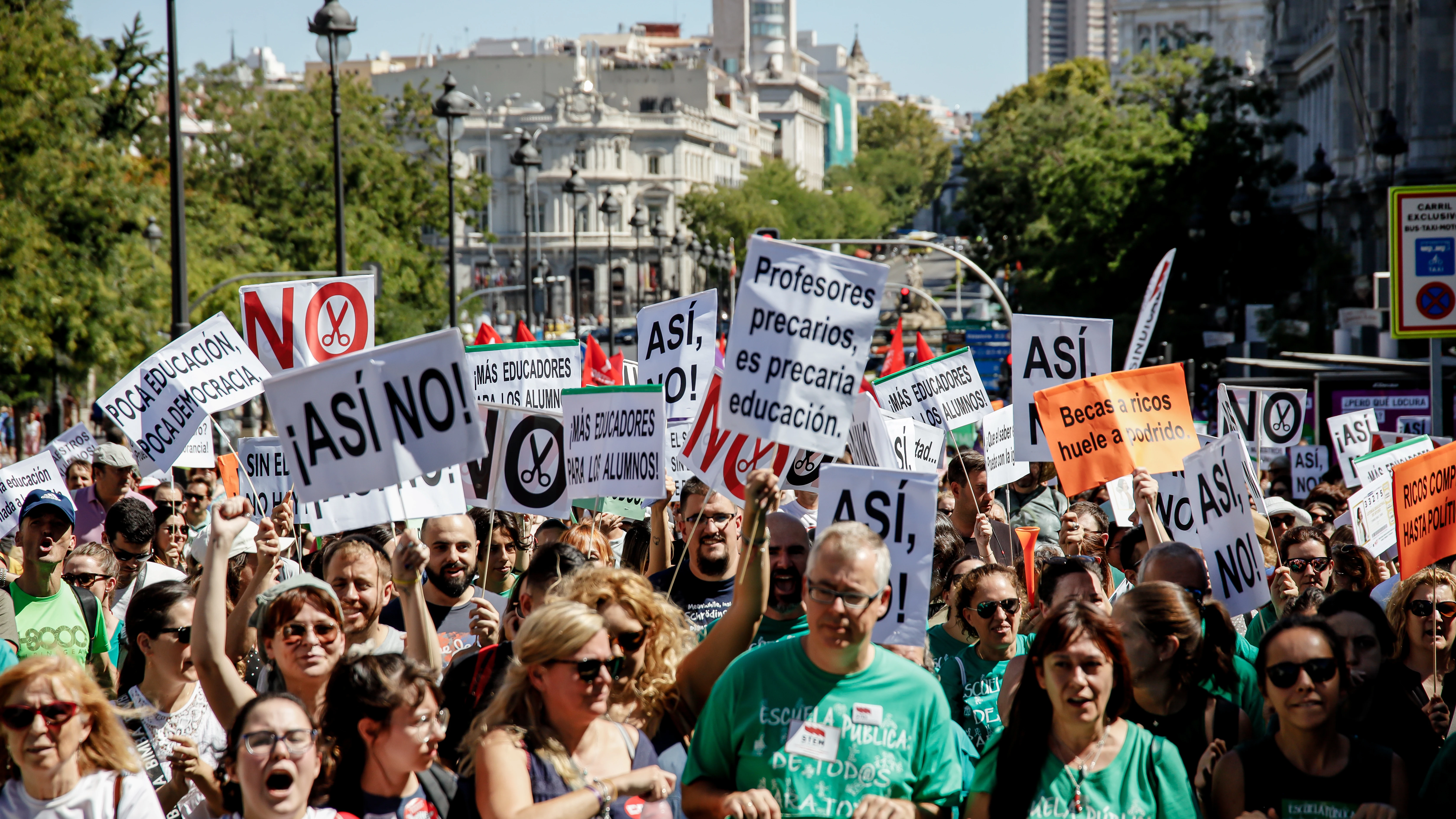 Grupo de personas manifestándose por la educación en Madrid