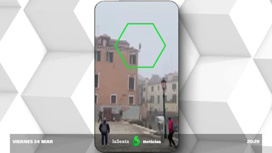 El peligroso salto de un joven en Venecia El peligroso salto de un joven en Venecia