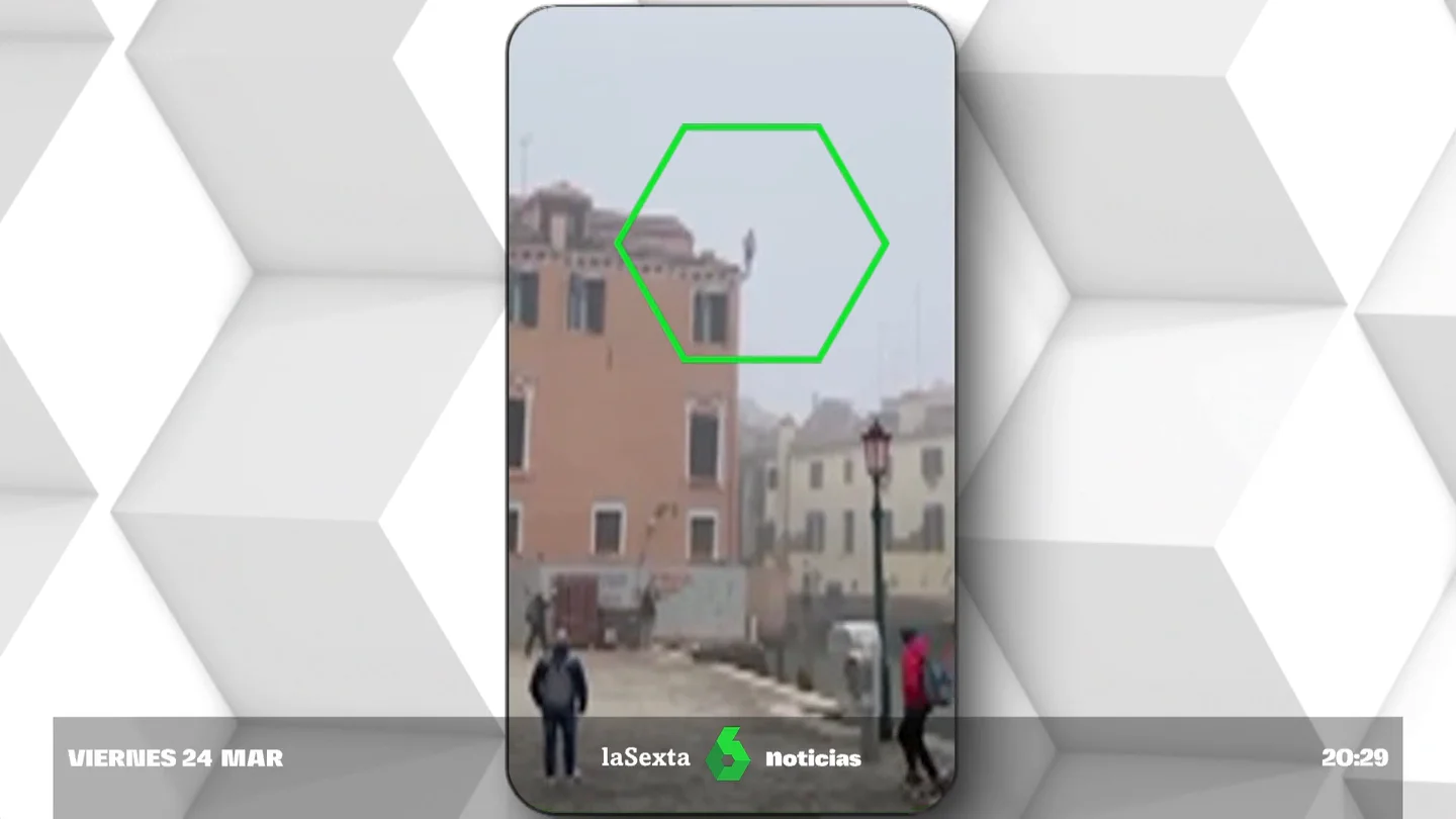 El peligroso salto de un joven en Venecia El peligroso salto de un joven en Venecia