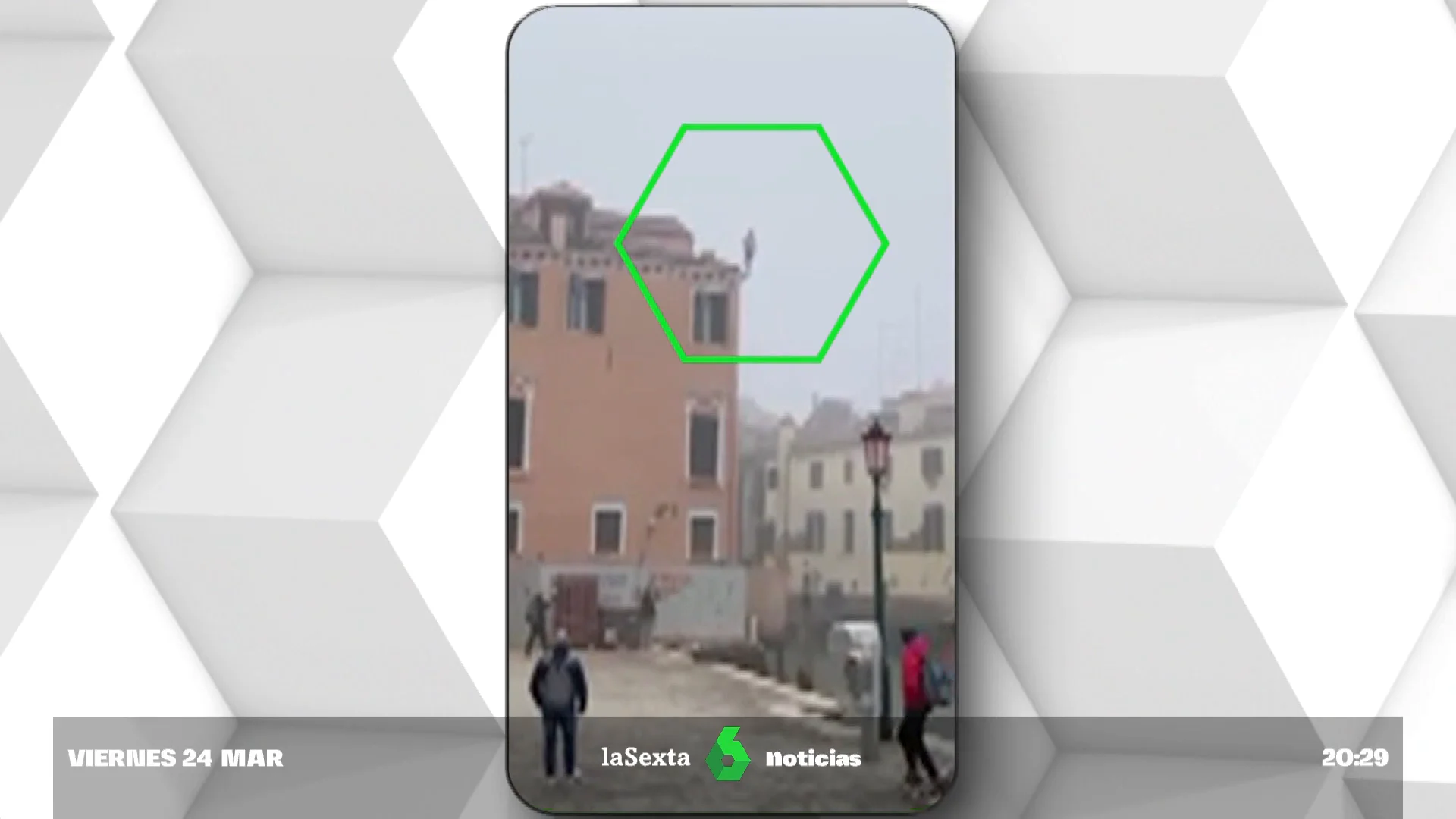 El peligroso salto de un joven en Venecia