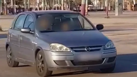 Sancionado por dejar conducir a su hijo de ocho años Sancionado por dejar conducir a su hijo de ocho años