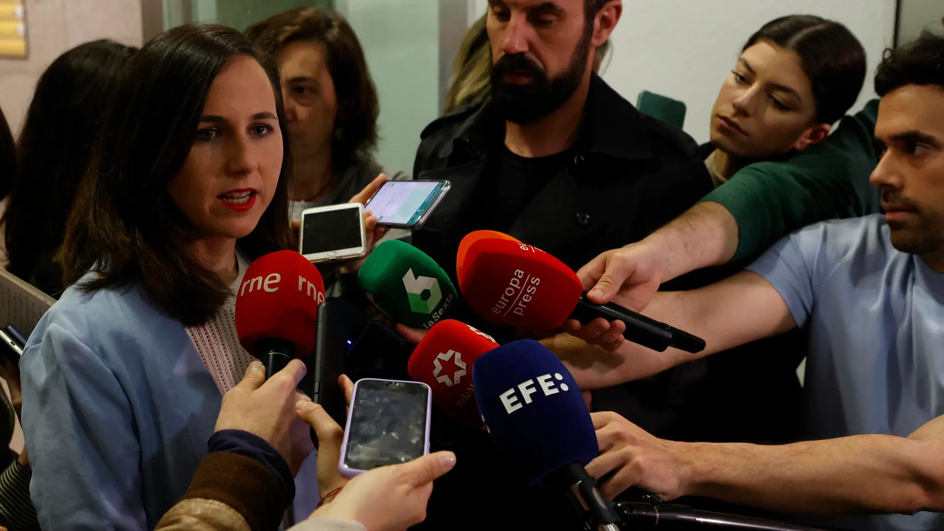 La ministra de Derechos Sociales, Ione Belarra atiende a los medios.