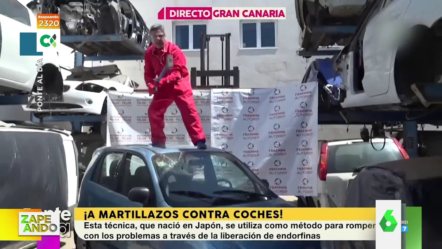 El reportero canario que rompe a martillazos varios coches en honor a sus compañeros de profesión El reportero canario que rompe a martillazos varios coches en honor a sus compañeros de profesión