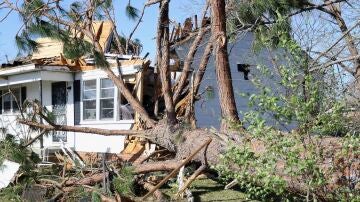 Imagen de parte de los destrozos del tornado que ha arrasado Misisipi