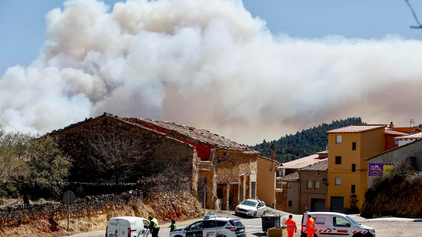 Guardia Civil y miembros de emergencias en la entrada a Villanuena de Viver (Castellón) durante el incendio Guardia Civil y miembros de emergencias en la entrada a Villanuena de Viver (Castellón) durante el incendio