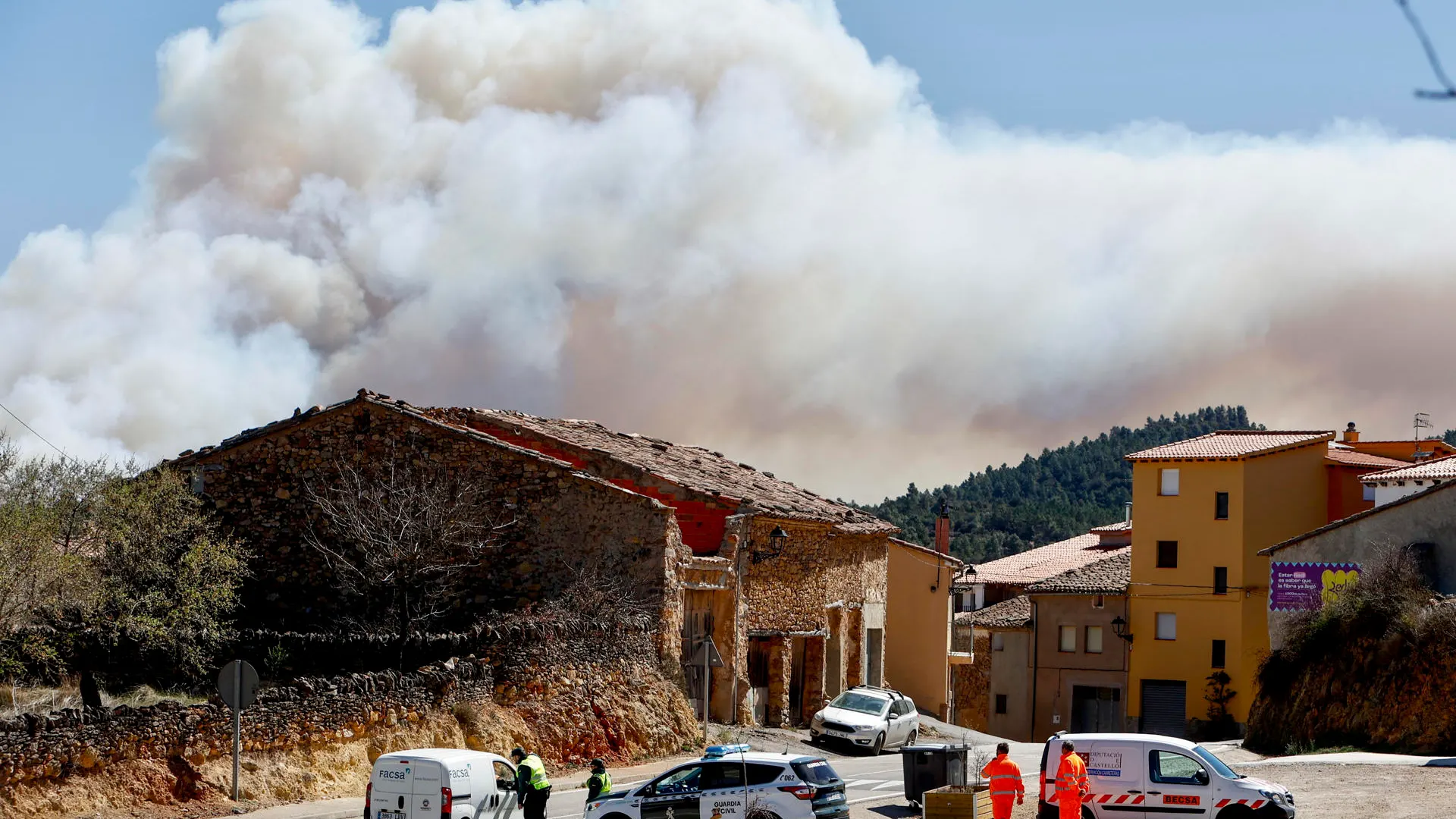 Guardia Civil y miembros de emergencias en la entrada a Villanuena de Viver (Castellón) durante el incendio 