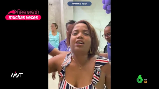 El surrealista exorcismo a una mujer poseída por Shakira: le expulsan el demonio mientras canta el Waka Waka El surrealista exorcismo a una mujer poseída por Shakira: le expulsan el demonio mientras canta el Waka Waka