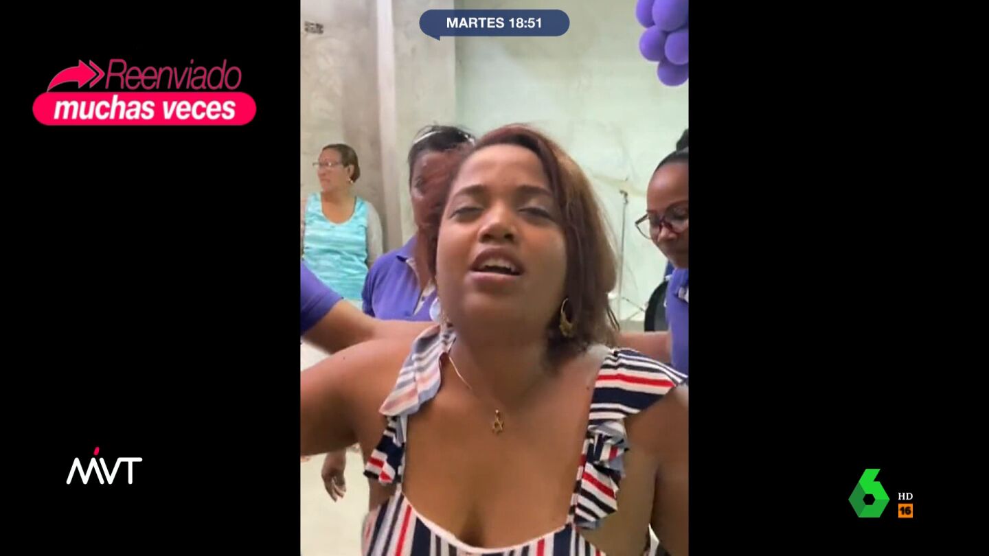 El surrealista exorcismo a una mujer pose&iacute;da por Shakira: le expulsan el demonio mientras canta el Waka Waka