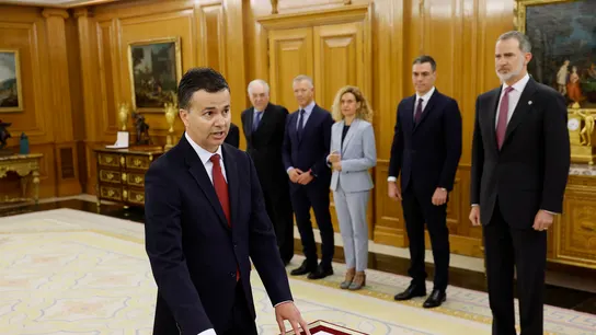 El nuevo ministro de Industria, Comercio y y Turismo, Héctor Gómez, promete su cargo ante el rey Felipe. El nuevo ministro de Industria, Comercio y y Turismo, Héctor Gómez, promete su cargo ante el rey Felipe.