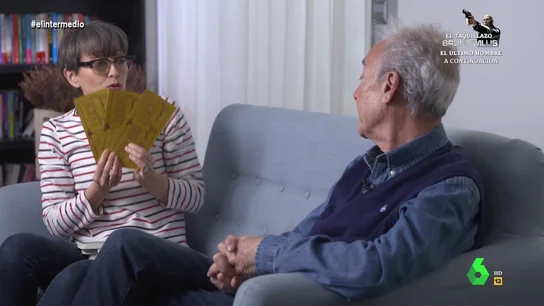 El reto de Thais Villas a Juan José Millás: así serán los libros con premio que se repartirán por España Aprovechando su entrevista con Juan José Millás a propósito de su nuevo libro, 'Solo humo', Thais Villas propone un reto al escritor que tiene premio para algún lector afortunado. Puedes ver de qué se trata en este vídeo de El Intermedio.