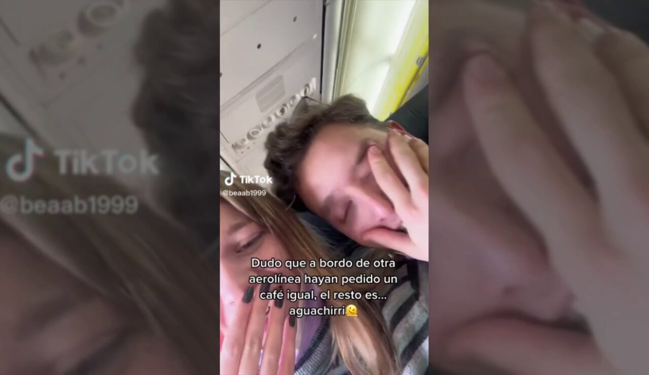 Un azafato de Ryanair se hace viral en TikTok por la forma en la que canta la carta de la comida del avión: "El mejor vuelo de mi vida"