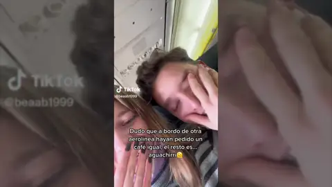Un azafato de Ryanair se hace viral en TikTok por la forma en la que canta la carta de la comida del avión: "El mejor vuelo de mi vida" Un azafato de Ryanair se hace viral en TikTok por la forma en la que canta la carta de la comida del avión: "El mejor vuelo de mi vida"