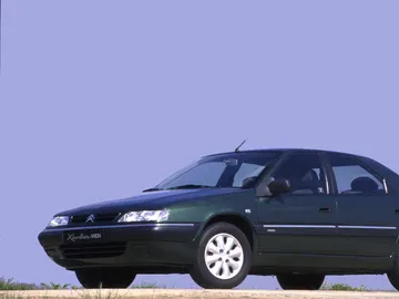 El Citroën Xantia visto desde una perspectiva general El Citroën Xantia visto desde una perspectiva general