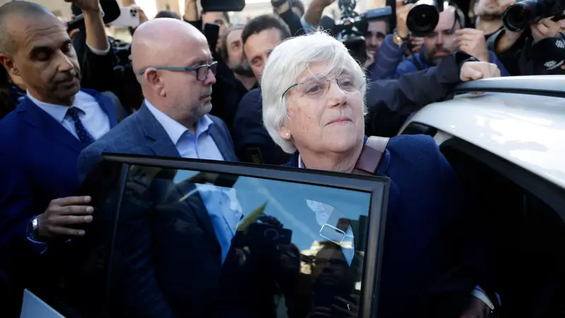 La eurodiputada de JxCat Clara Ponsatí, exconsellera del Govern de Carles Puigdemont que huyó tras la declaración unilateral de independencia de 2017, entra en un coche de los Mossos d'Esquadra.