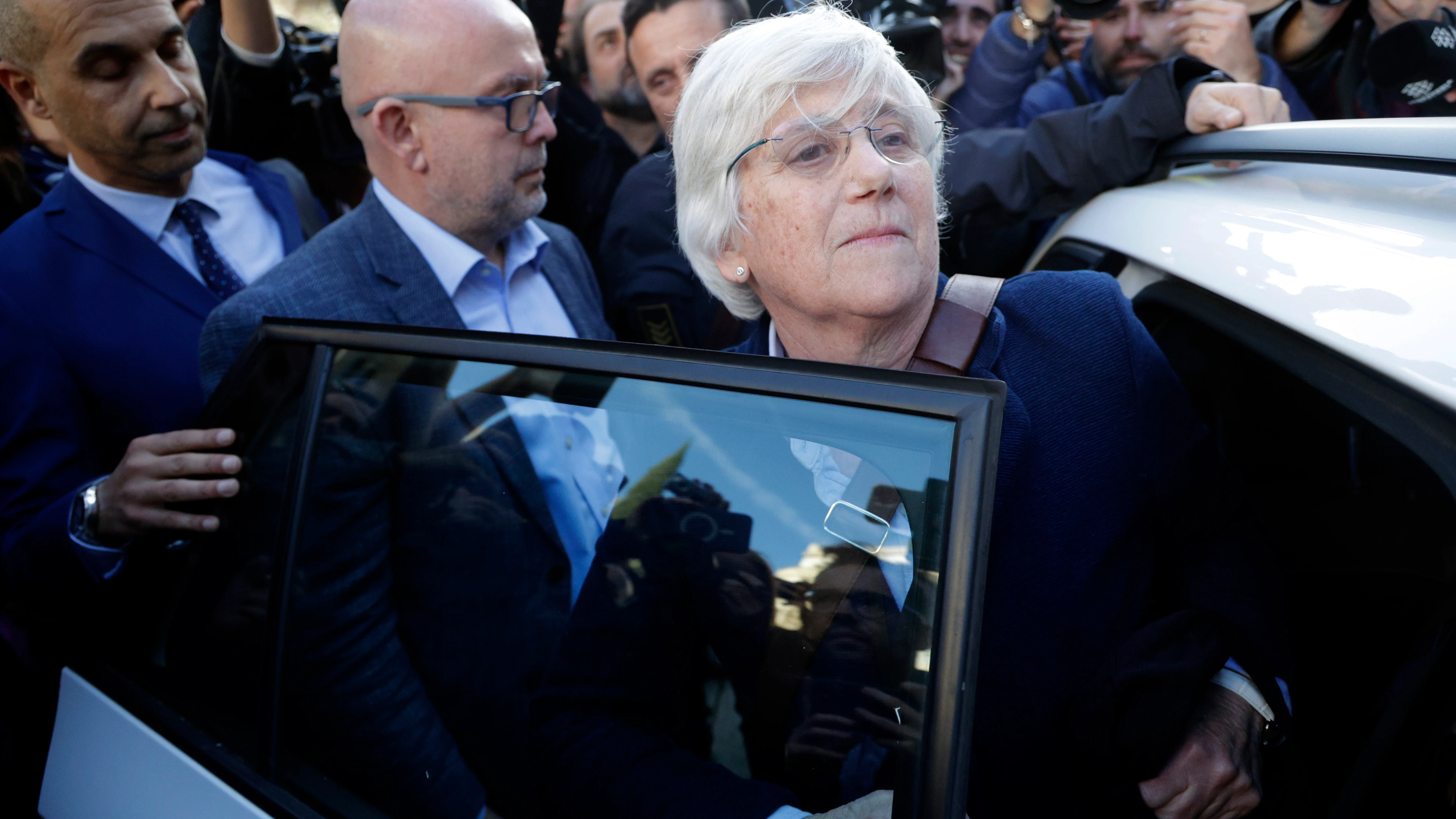 La eurodiputada de JxCat Clara Ponsatí, exconsellera del Govern de Carles Puigdemont que huyó tras la declaración unilateral de independencia de 2017, entra en un coche de los Mossos d'Esquadra.