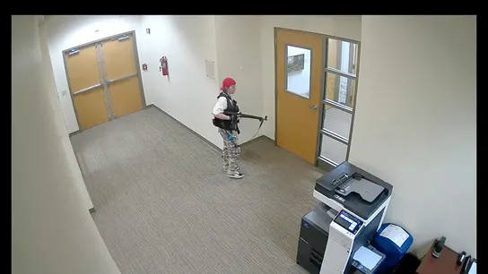 Captura del vídeo de las cámaras de seguridad del colegio de Nashville donde una joven ha matado a seis personas. Captura del vídeo de las cámaras de seguridad del colegio de Nashville donde una joven ha matado a seis personas.
