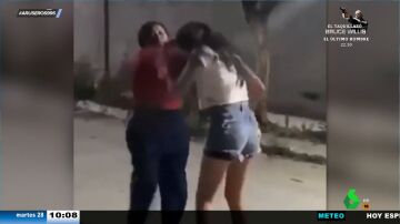 El indignante vídeo de una madre dándole una paliza a su hija para que aprenda a defenderse