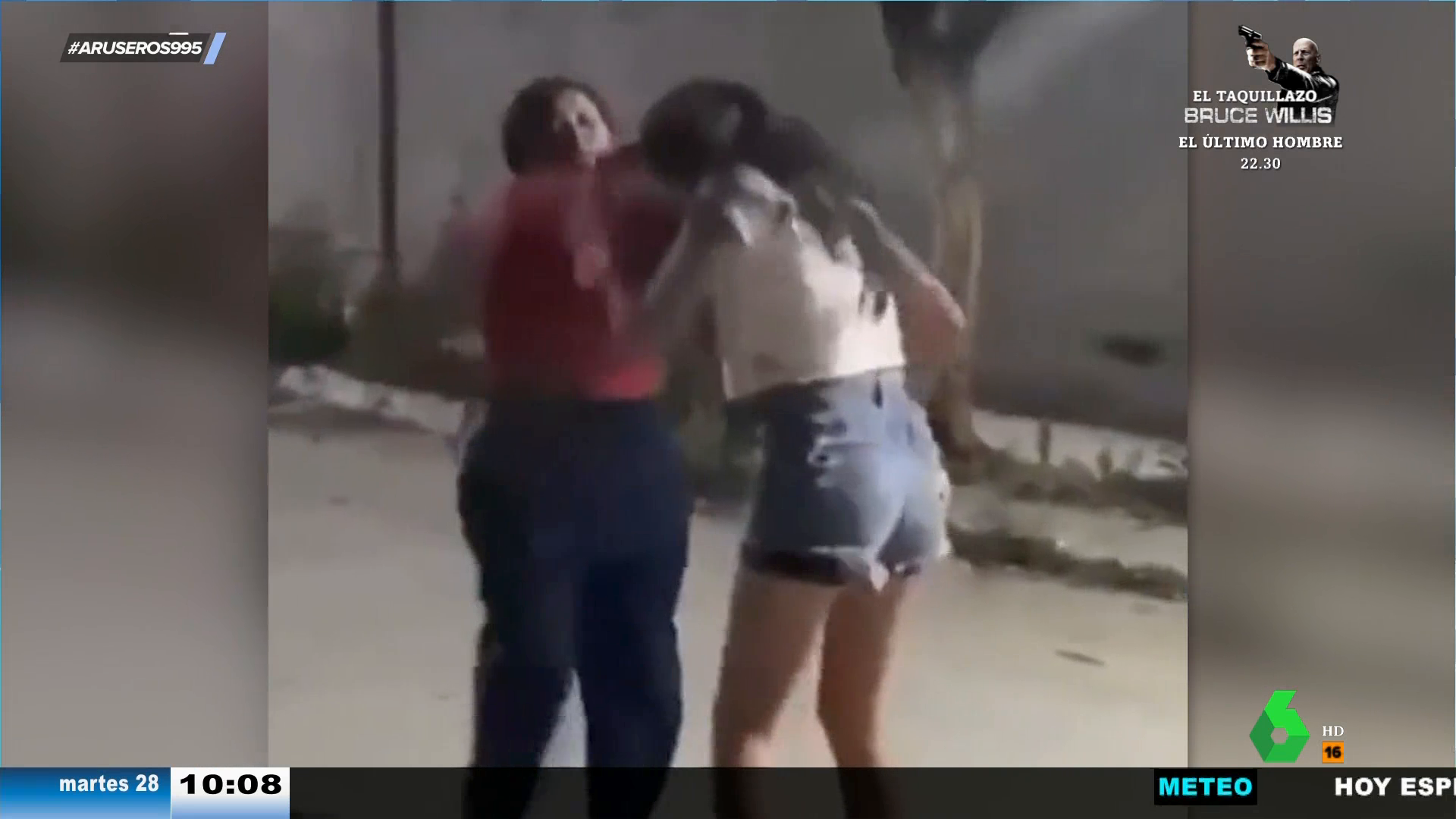 El indignante vídeo de una madre dándole una paliza a su hija para que  aprenda a defenderse