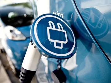 Vehículo eléctrico cargándose en una estación Vehículo eléctrico cargándose en una estación