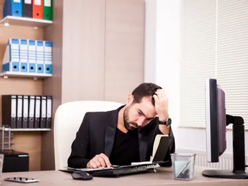 Trabajo de oficina cansado, vida sedentaria Trabajo de oficina cansado, vida sedentaria