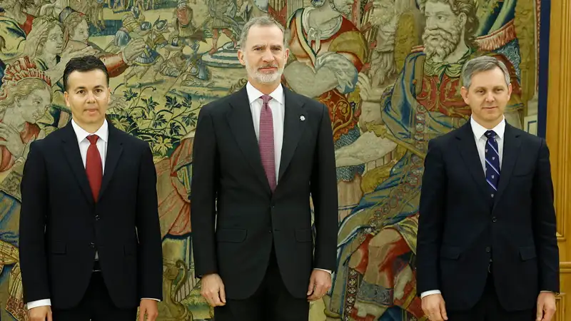  El rey Felipe posa junto a los nuevos ministros de Sanidad, Consumo y Bienestar, José Manuel Miñones (d), y de Industria, Comercio y Turismo, Héctor Gómez.