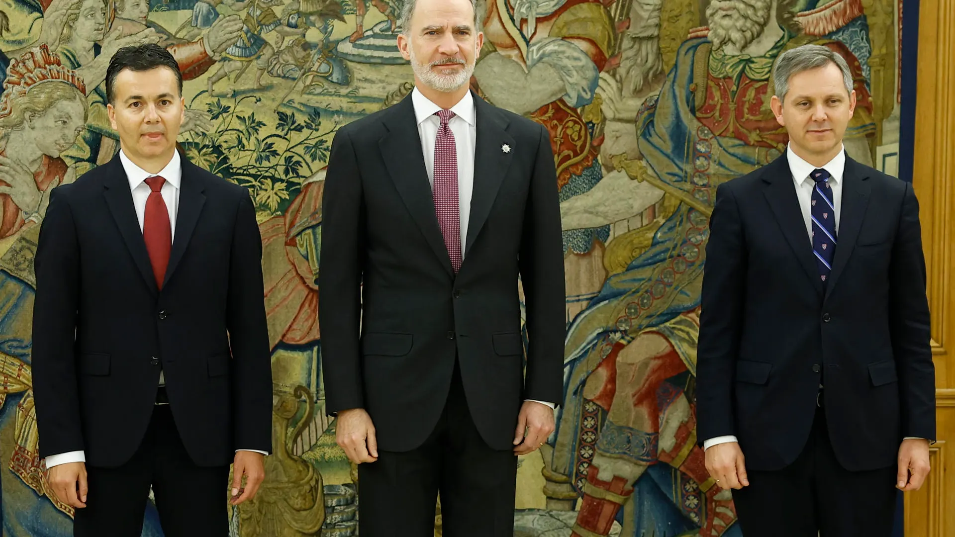  El rey Felipe posa junto a los nuevos ministros de Sanidad, Consumo y Bienestar, José Manuel Miñones (d), y de Industria, Comercio y Turismo, Héctor Gómez.