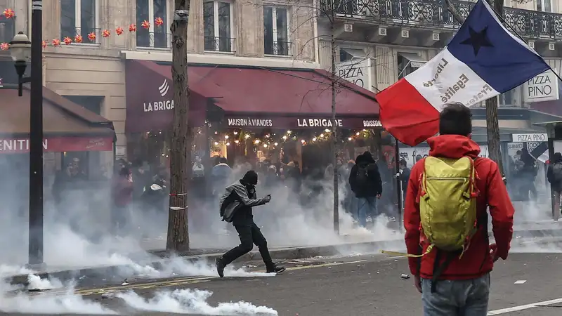 Disturbios durante las protestas contra la reforma de las pensiones en Paris. EFE