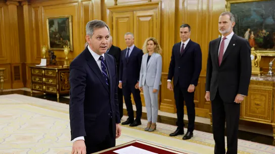 El nuevo ministro de Sanidad, Consumo y Bienestar, José Manuel Miñones, jura o promete su cargo ante el rey Felipe. El nuevo ministro de Sanidad, Consumo y Bienestar, José Manuel Miñones, jura o promete su cargo ante el rey Felipe.