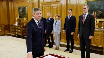 El nuevo ministro de Sanidad, Consumo y Bienestar, José Manuel Miñones, jura o promete su cargo ante el rey Felipe.