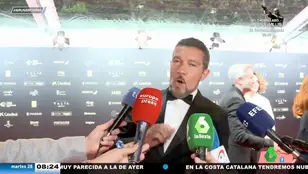 La cómica reacción de Antonio Banderas ante la inesperada pregunta de un reportero en los Premios Talía