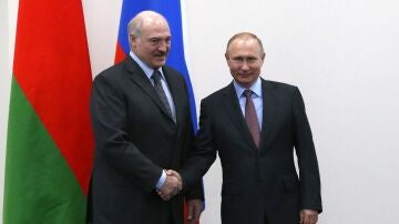 Fotografía de archivo, tomada en diciembre de 2019, en la que se registró a los presidentes de Rusia, Vladímir Putin, y de Bielorrusia, Alexandr Lukashenko.