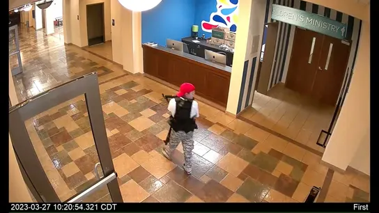 Imagen del vídeo de las cámaras de seguridad en la que aparece la atacante del colegio de Nashville. Imagen del vídeo de las cámaras de seguridad en la que aparece la atacante del colegio de Nashville.