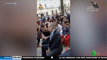 La reacción viral de la reina Letizia al ver al rey Felipe tocar el cajón flamenco en plena calle