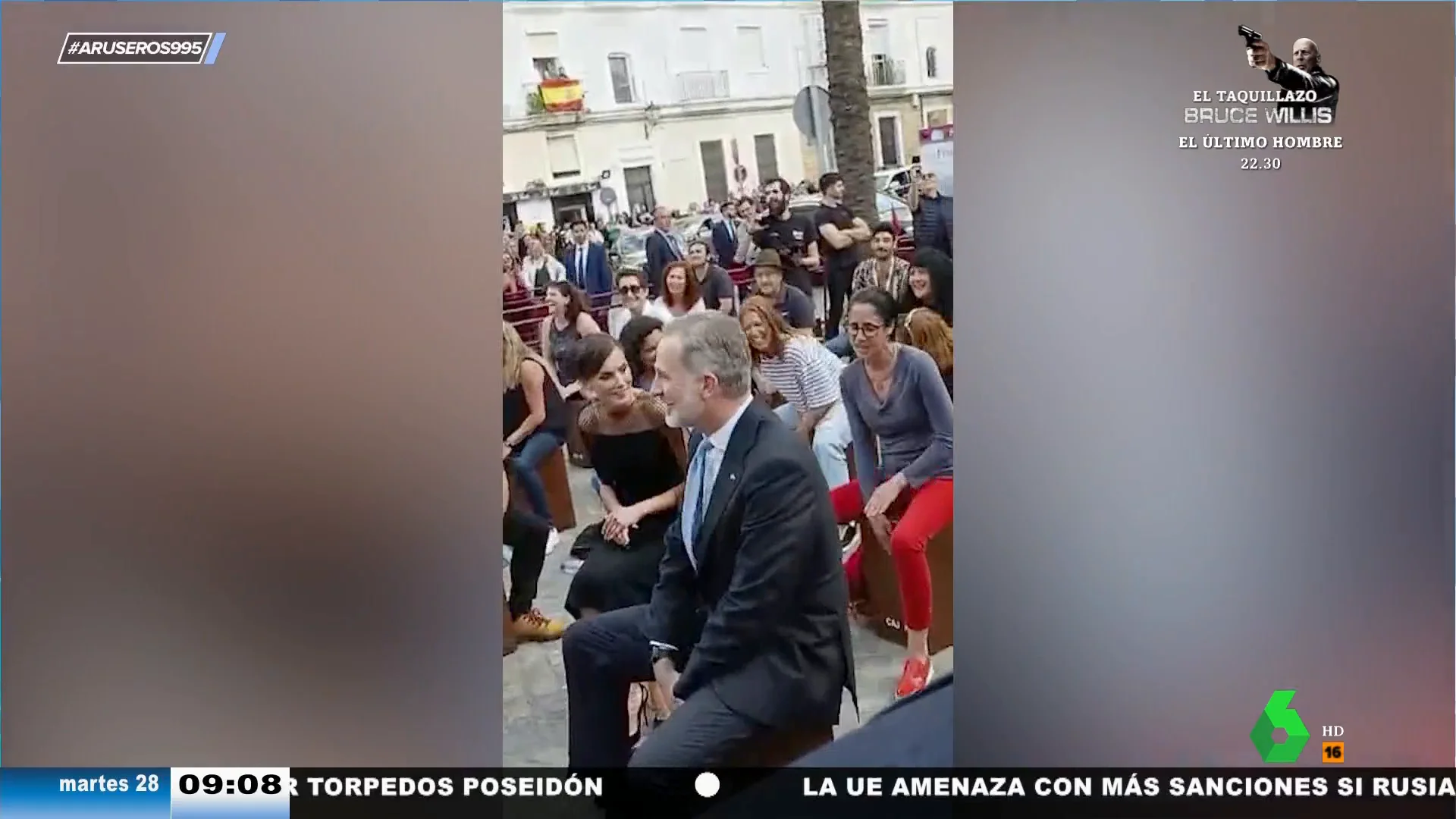 La reacción viral de la reina Letizia al ver al rey Felipe tocar el cajón flamenco en plena calle