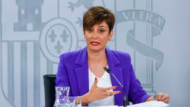 La ministra Portavoz, Isabel Rodr&iacute;guez, durante su intervenci&oacute;n en la rueda de prensa posterior al Consejo de Ministos.
