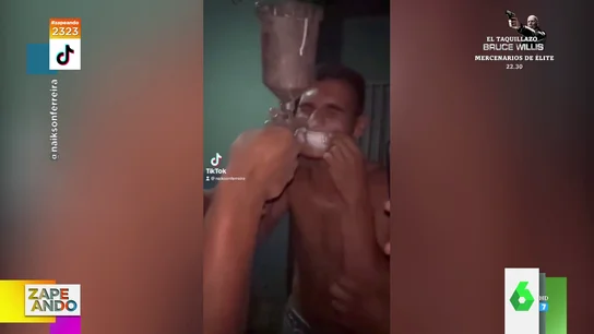 La peligrosa técnica de un hombre para blanquearse los dientes: "Este tío es un fenómeno" La peligrosa técnica de un hombre para blanquearse los dientes: "Este tío es un fenómeno"