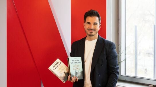 Javier Castillo ver&aacute; sus libros 'El juego del alma' y 'El cuco de cristal' convertidos en serie.