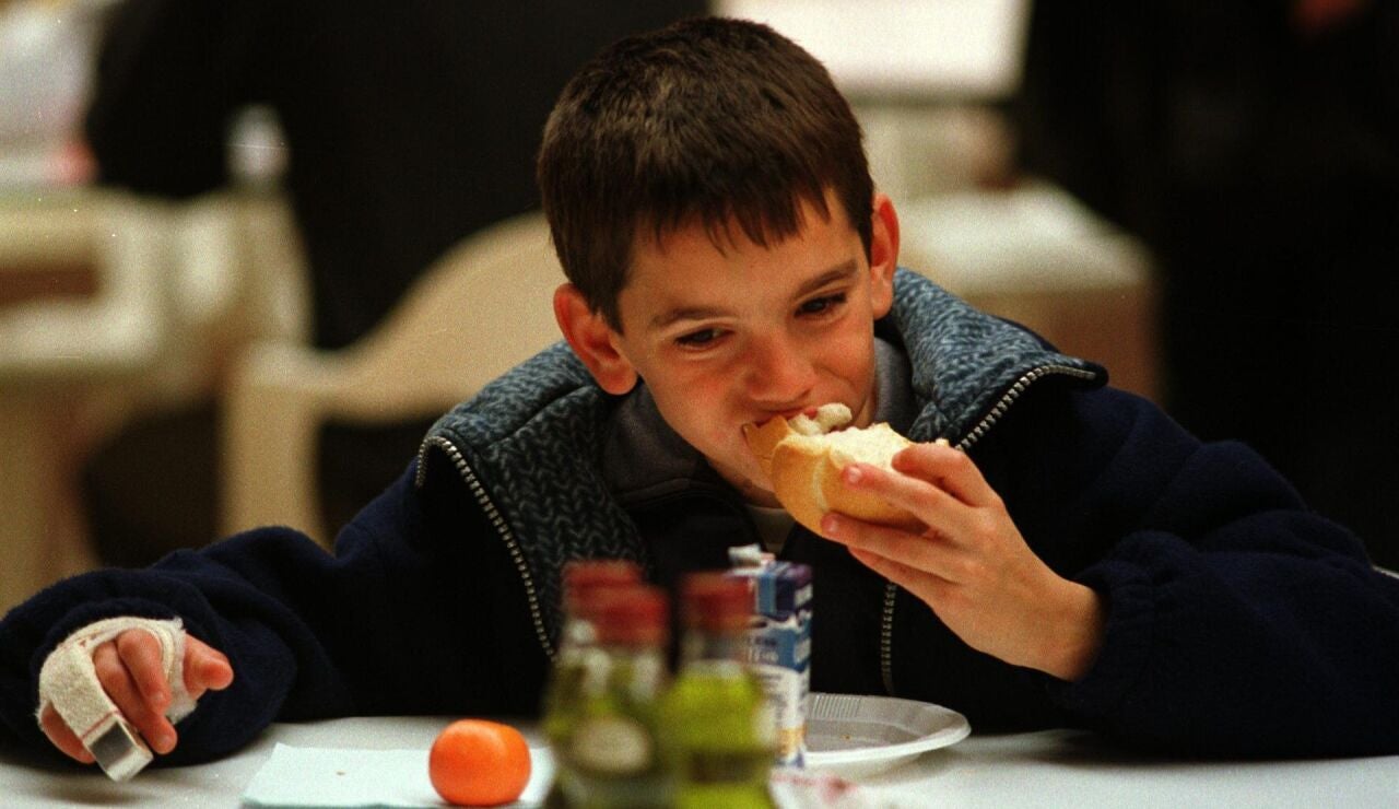 Un niño desayuna pan con aceite