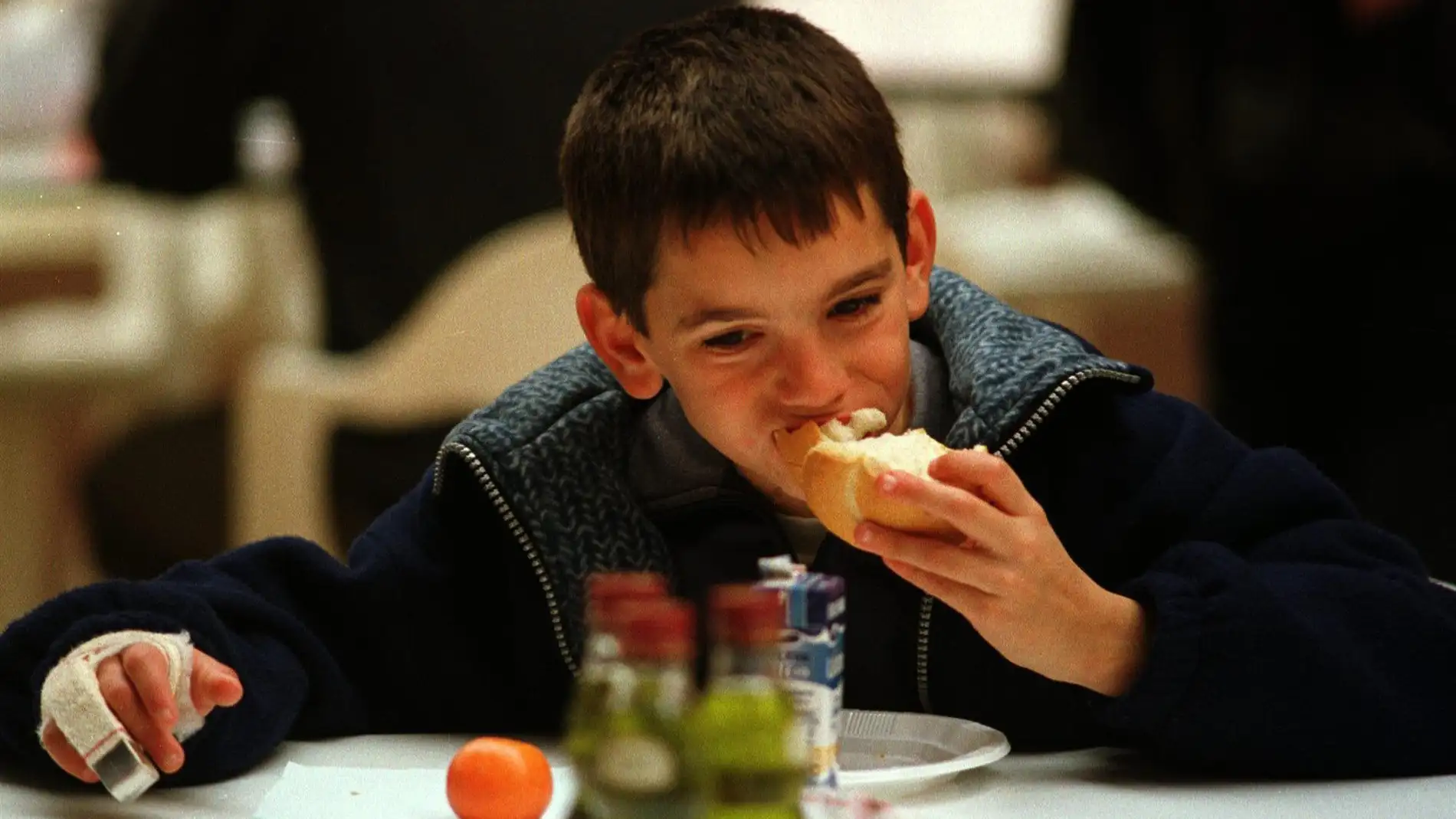 Un niño desayuna pan con aceite