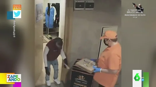 La reacción viral de un pizzero al ver que un mono vestido de humano le abre la puerta La reacción viral de un pizzero al ver que un mono vestido de humano le abre la puerta