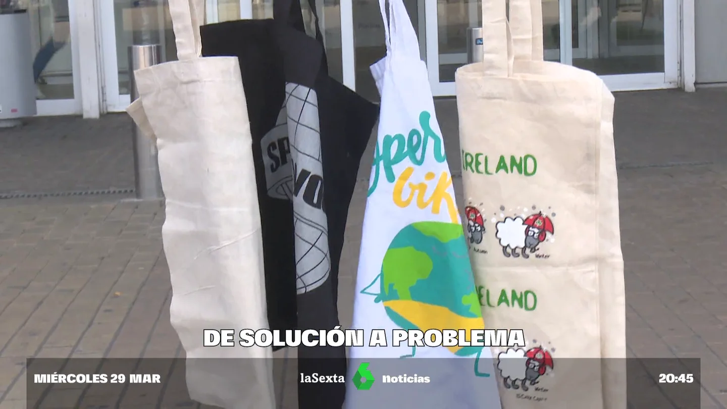 La cara y la cruz de las bolsas de tela: acumulamos muchas más de las que podemos llegar a utilizar La cara y la cruz de las bolsas de tela: acumulamos muchas más de las que podemos llegar a utilizar